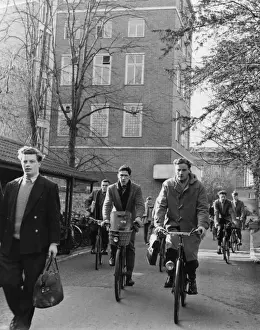 Cambridge University Students Drucke: Students on Bicycles
