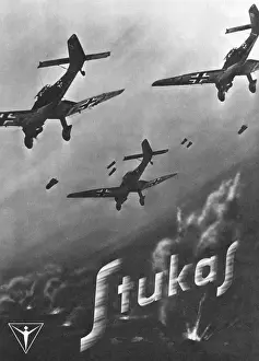 Drucke von Die Junker-Ju 87 Stuka Tauchbomber erschienen in einem Werbespot, der ihre schurkische Form und ihren furchteinflößenden Ruf ausnutzte. Datum: Februar 1941 Erster Weltkrieg Drucke: Die Junker Ju 87 Wurfmaschine bewarb sich als Kampfflugzeug und stürmte in die Geschichte der Luftwaffe ein