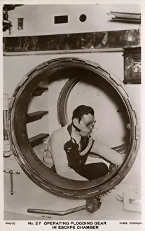 Drucke von Unterwassertraining bei der HMS Vernon, einer Küstenanlage oder Steinfrégatte des britischen Königlichen Marinens im Hafen von Chatham, Kent Stein Drucke: Unterricht auf U-Booten bei der HMS Vernon