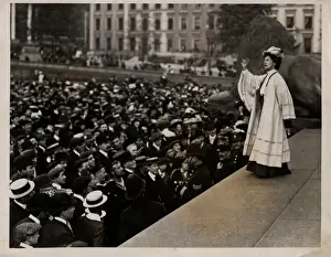 Suffragette Drucke: Emmeline Pankhurst vor dem Victoria Tower in der Trafalgarsquare