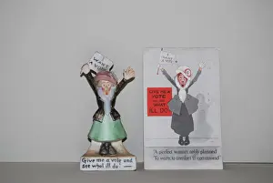 Drucke von Eine wilde Augenbraut von einer Suffragetten schwingt eine Fahne, die 'Ich will einen Stimme' lautet. Die Inschrift auf dem Podest liest sich zu: 'Mir gebe ich eine Stimme und sieh was ich mache!' John Hassall Drucke: Die Suffragetten bitten mich um einen Stimmzettel aus Tonkeramik