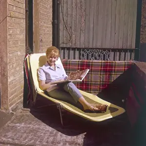 Blonde Woman Relaxing Drucke: Sun Lounger