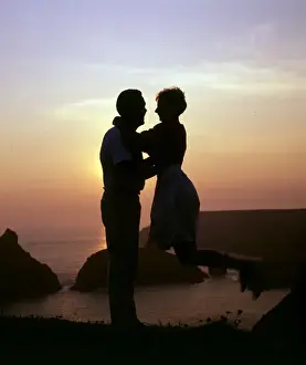Sonnenuntergang bei Kynance Cove, Die Insel der Schlangen in Cornwall