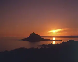 Drucke von Sonnenuntergang auf St-Michaels Rock, Kornwall. Datum: um die 80er Jahre Berg Drucke: Sonnenuntergang auf St Michael's Berg in Kornwall
