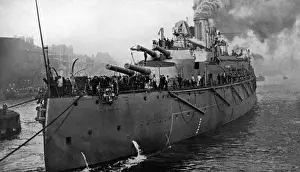 Drucke von Britischer Schlachtkreuzer der Super-dreadnought-Klasse, Monarch, fertiggestellt 1912 und abgebildet am Beginn des Ersten Weltkriegs Seekriegsführung Drucke: Die überlegene Schlachtkreuzer Monarch.