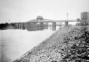 Drucke von Blick auf den Schwunghangbrücke über die River Neath bei Neath im Port Talbot in Südwales eine Eisenbahnbrücke wurde 1892 eröffnet und trug das ehemalige Rhondda-und-Swansea-Bay-Eisenbahnhauptgleis Eisenbahn Drucke: Brücke aus Schwungwerk über den Fluss Nedd und in der Nähe von Neath im Bezirk Port Talbot in Südwales