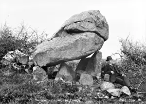 Drucke von Der Tamlach Cromlech in Coagh, Nordirland – ein Dolmen mit einem Mann sitzend zur Rechten. (Standort : Norden Irlands - Grafschaft Tyrone - Coagh) Datum : Umfanglich frühes Jahrhundert Grafschaft Tyrone Drucke: Tamlach Cromlech, Coagh ist ein antikes Megalithengrab in Nordirland und gehört zum UNESCO-Weltkulturerbe