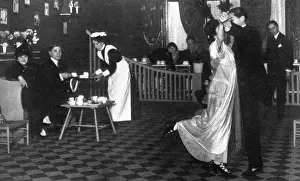 Tanzen im Stil des Tango in der Gegend um Harewood Place