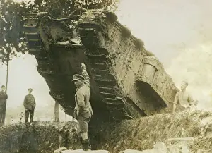 Drucke von Ein britischer Panzer bei der Schlacht an der Menin Road in Ypres (Belgien) während des Ersten Weltkriegs Belgien Drucke: Panzer im Ersten Weltkrieg bei der Schlacht an der Menenstraße in Ieper (Belgien)
