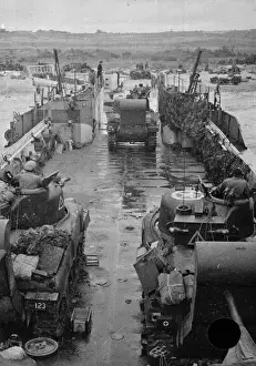 World War Two Photographs Drucke: Tanks off-loading from an LCT