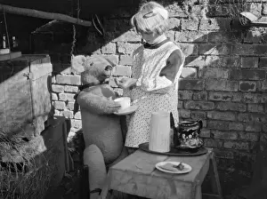 Little Girl With Teddy Bear Drucke: Tea for Teddy