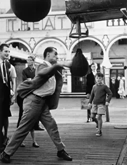 Vintage Fairground Attractions Drucke: Test your Strength