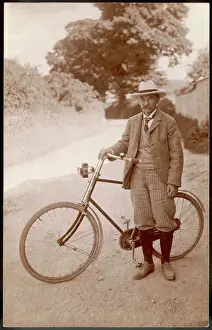 Drucke von Thomas Hardy Schriftsteller und Radfahrer in seinem Zuhause am Max-Gate Anfang der zwanziger Jahren H Drucke: Thomas Hardy