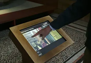 Natural History Museum Interior Drucke: Touch-screen display in the Central Hall