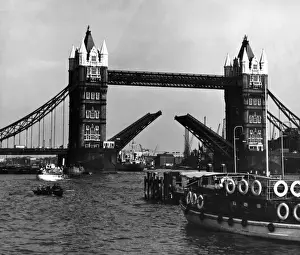 Drucke von Fahrtgätsche wie die Skylark London und andere Schiffe, die unter dem Basisklappbrücke hindurchschwimmen können, eine Klappbrücke mit der Möglichkeit für sie zu segeln auf den Themsen. Datum: 1950er Feldlerche Drucke: Brückenturm von Tower, 1950er Jahre