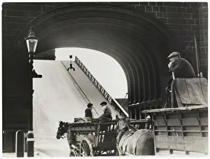 Drucke von Zwei Pferdegespanne warten auf die Öffnung von Londons Tower Bridge Tower Bridge Drucke: Brückenturm Tower Bridge / Kutschen 1930er Jahre