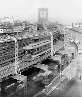 Fahren Sie am Hohenzollernbrückenkai auf die Brückenrampel nach Brooklyn-Bridge B