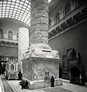 Drucke von Schwarzes und weißes Leuchtturm-Schiebglas, das Bild des Bodens der Trajan-Säule im Inneren des Museums Victoria and Albert Cast Court Römische Architektur Drucke: Trajans-Säule, Rom, Grundteil