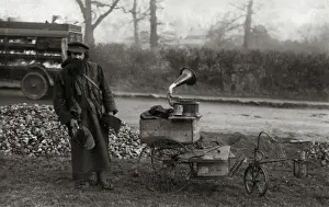 Historical Street Scene Drucke: Tramp with Gramophone