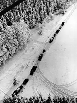 Drucke von Ein Luftbild eines US-Schubkolons im Schnee durch den Ardennenwald züchtend sich auf eine Artillerie-Batterie zu, während des Zweiten Weltkriegs in der Ardennes. Datum: 1944 bis 1945 Schlacht In Den Ardennen Drucke: Truppentransport der US-Armee während des Befreiungskrieges im Winter 1944/45
