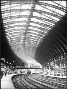 Drucke von Ein Dampfzug betritt das Bahnhofgebäude von York in der Grafschaft Yorkshire im Vereinigten Königreich Vereinigtes Königreich Drucke: Bahnhof York