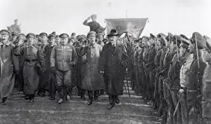 Leon Trotsky Drucke: Trotsky with his Troops