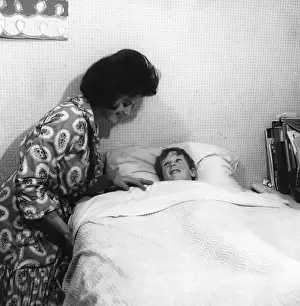 Historical Family Photos Drucke: Tucking in at Bedtime