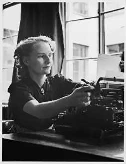 Office Worker Portrait Drucke: TYPIST 1940S