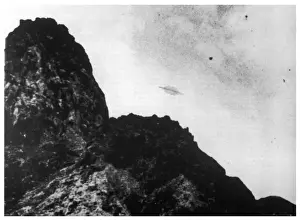 Drucke von Ein Flugzeugradschiff wurde über die Insel Trindade (Brasilien) von der Fregatte Almirante Saldanha fotografiert, das Beobachtungszeitraum dauerte 30 Sekunden und wurde von vielen an Bord beobachtet Südamerikanische Kunstdrucke: Räumfahrzeuge/Trindad-Insel