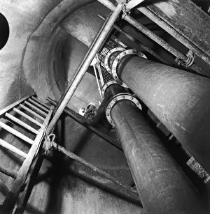 Industrial Worker Drucke: Underground Pipes