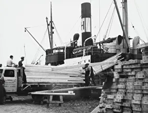Bristol Docks Drucke: Unloading a Timber Boat