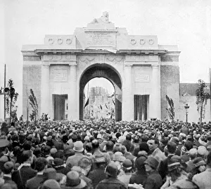Drucke von Eröffnung des Denkmals der Menin-Gate zum Gedenken an die 56.000 britischen Soldaten, die im Ersten Weltkrieg bei Ypres ums Leben kamen. Datum: 1927 Belgien Drucke: Eröffnung der Menin-Gate