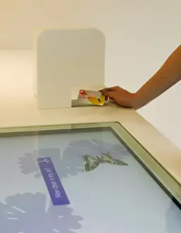 Natural History Museum Interior Drucke: Using a NaturePlus card