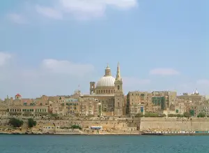Drucke von Blick vom Marsamxett Hafen zur Karlskathedrale-Dom und zum Spitz der St. Paulskirche in Valletta, Sliema auf Malta Malta Drucke: Valletta/Malta