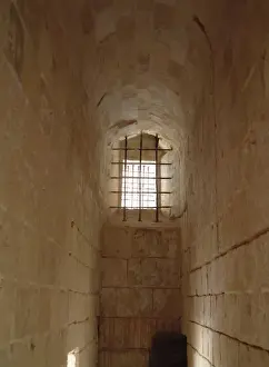 Drucke von Das Innere einer Zelle im Gefängnis in der Palastkirche von den Inquisitionen am Hl. Laurence in Grantham an der Großen Bucht Vittoria auf Malta Schloss Drucke: Valletpfingstgefangen/Malta