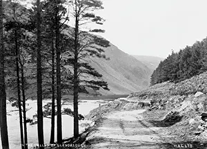 Drucke von Im Tal von Glendalough – eine landschaftliche Aussicht über das Tal und den Talssee. (Standort: Republik Irland, Grafschaft Wicklow, Glendalough). Datum : um frühes Jahrhundert 1900 See Drucke: Im Tal von Glendalough
