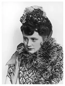 1940s Fashion Trends Drucke: VICTORIAN HAT