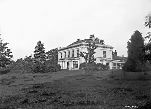 Early 1900s Irish Architecture Drucke: Side view of a large mansion, location unknown