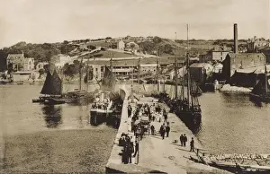 Blick auf die äußere Hafenstraße in Brixham, Devon