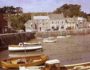 Drucke von Blick auf Padstow in Kornwall mit Booten am Strand. Datum: um die 1960er Jahre Padstow Drucke: Blick auf Padstow, Cornwall