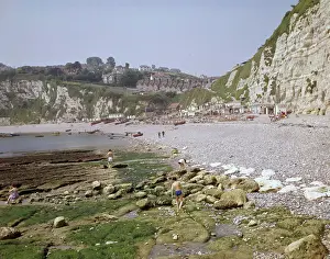 Blick entlang der Sandstrandpromenade in Bier, Ostdevon