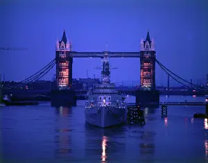 London Cityscape At Night Drucke: View of Tower Bridge with a ship on the River Thames, London, by night. Date: circa 1960s
