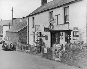 Drucke von Die Crantock-Storen in der Nähe von Newquay im Kornwalles verkaufen die Icedream-Walls-Eiscreme-, Zeitungen und Postkarten sowie den Dorfpostamt Crantock Drucke: Dorfpostamt