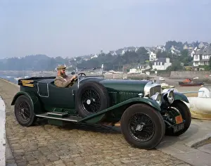 Drucke von Alte Bentley Speed 6 (6,5 Liter) mit Fahrer am Steuer in Locquirec, Bretagne Nordwestfrankreich. Datum: um die Jahrzehnte 60 Vintage-Poster: Alte Bentley Speed Six in Locquirec, Bretonisch Frankreich