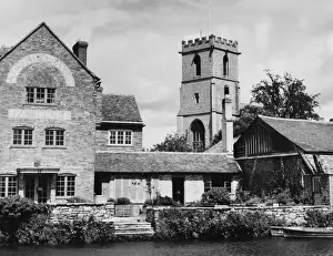 Drucke von Das alte Getreidespeicher in Wareham, Dorset, wurde zu einem Teehaus umgebaut und befindet sich hinter der Kirche von St. Maria und vor dem Fluss Frome Wareham Drucke: Warenhaus Speicher