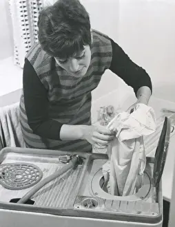 Woman Doing Laundry Drucke: Washing Machine / 1960S