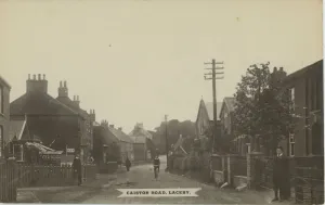 Drucke von Caistorstraße in der Nähe von Laceby im Grafschaft Lincolnshire in England Grimsby Drucke: Caistorstraße
