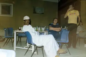 Weißrücksichtige Männer trinken im Oman