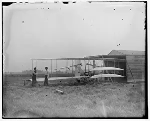 Drucke von Wilbur und Orville Wright mit ihrem zweiten motorisierten Maschine; Huffman Prairie, Dayton (Ohio). Datum Mai 1904 Ohio Drucke: Wilbur und Orville Wright mit ihrer zweiten motorisierten Maschine