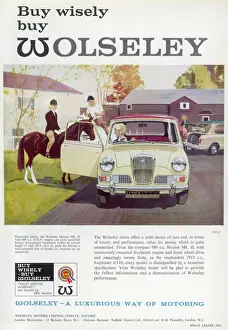 Drucke von Anzeige für die Wolseley Motors Ltd., mit einer Illustration eines weiblichen Fahrers, der einen Wölseye-Hornet Mk Vintage-Poster: Wolseleys Autoanzeige